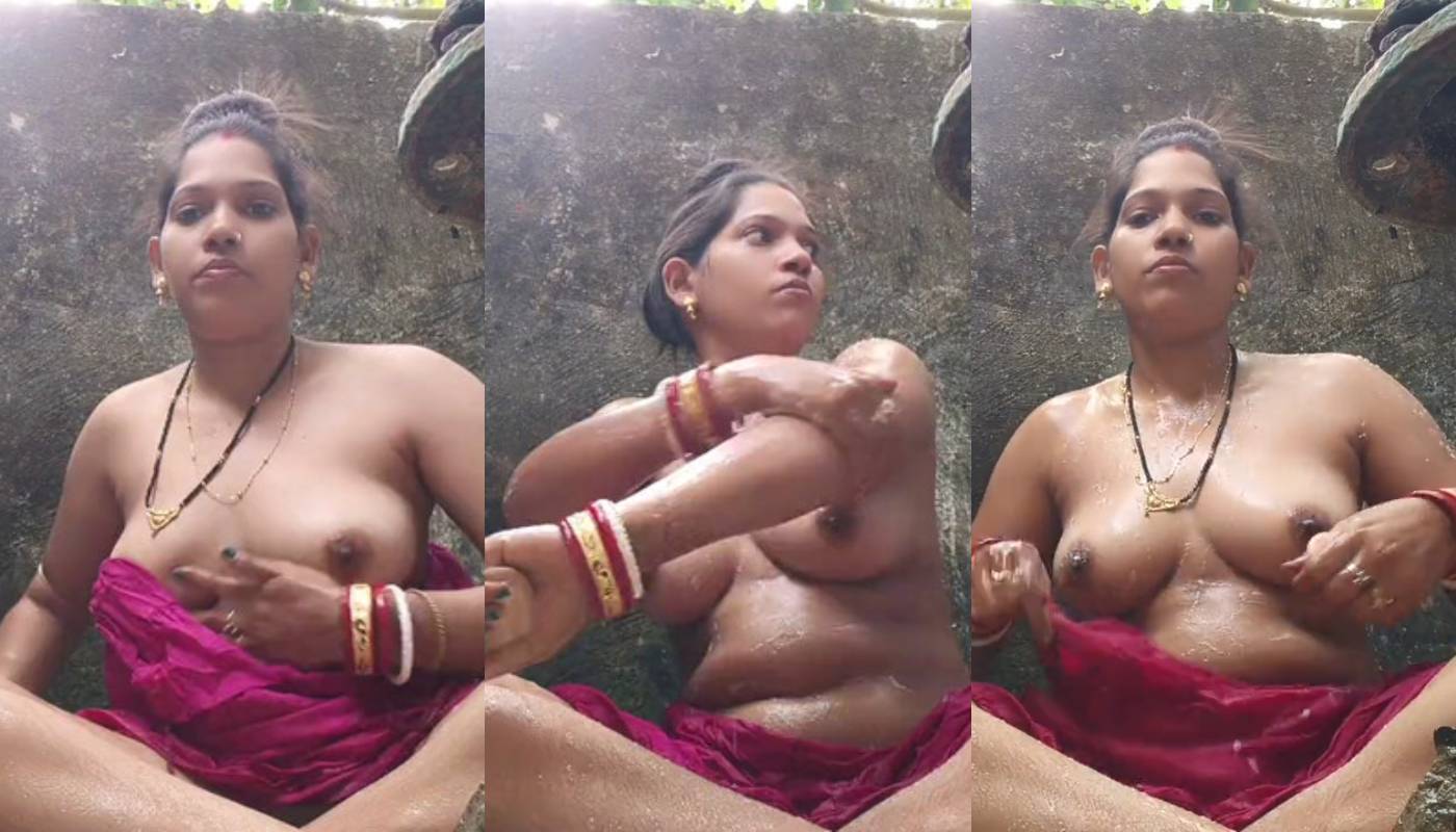 Beautiful village bhabhi taking bath